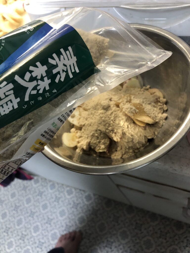 スライスした生姜に砂糖をかける写真