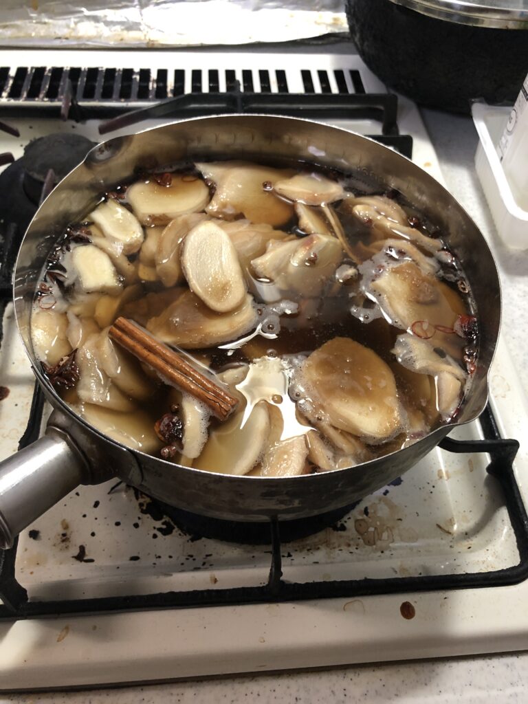 手鍋で材料を煮込んでいる写真