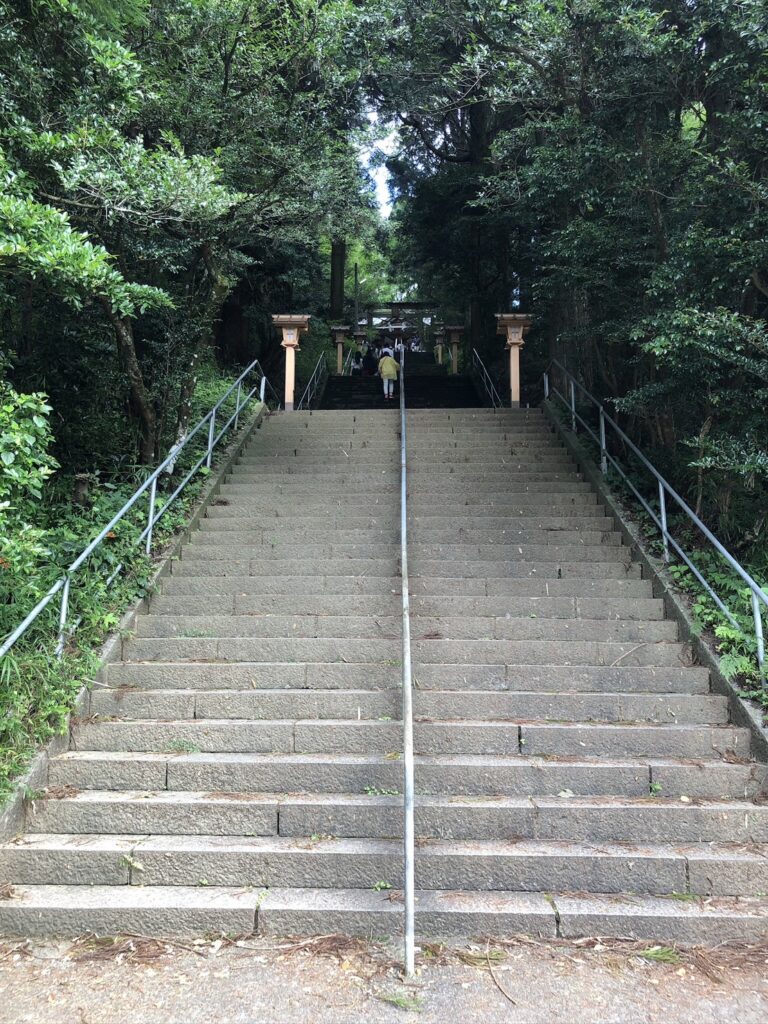 幣立神宮の本殿へとつづく階段