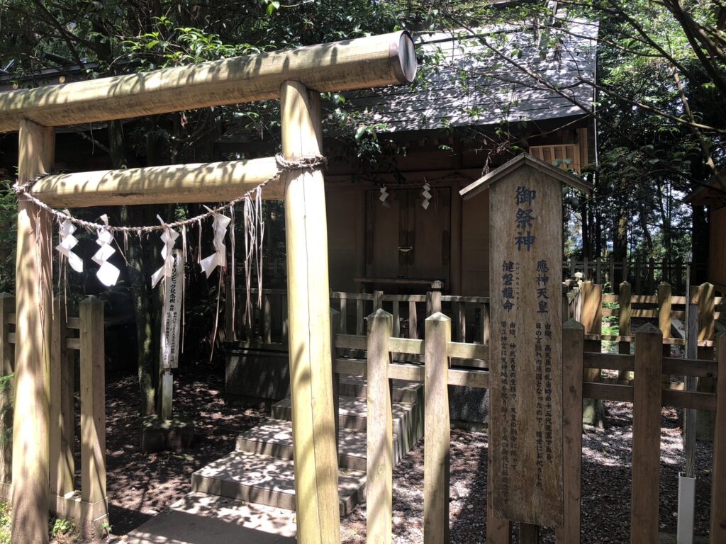 本殿横の御祭神