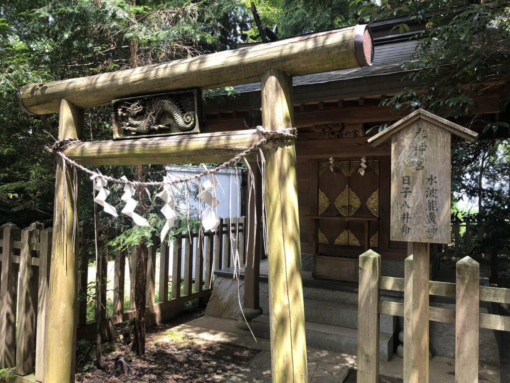 本殿横の水神宮