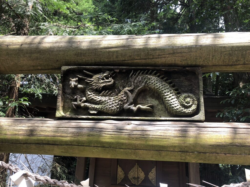 鳥居の間の竜飾り