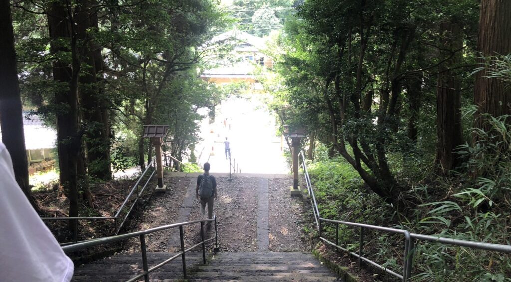 幣立神宮の本殿から大鳥居までの階段(下り)