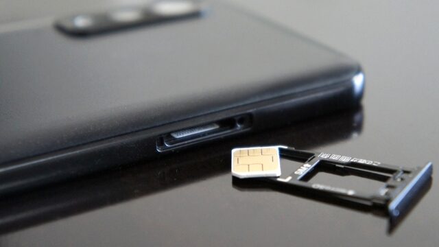SIM交換をしている携帯電話の写真