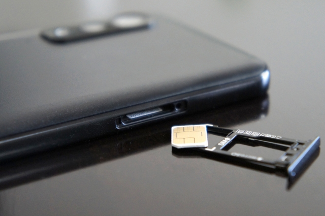 SIM交換をしている携帯電話の写真