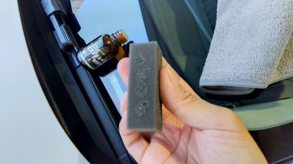 コーティング剤をスポンジに付けた画像